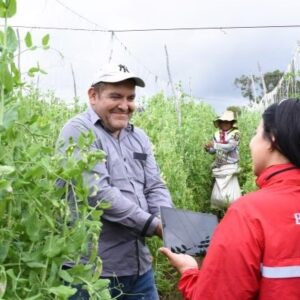 Funcionaria mostrandole una tablet a un trabajador