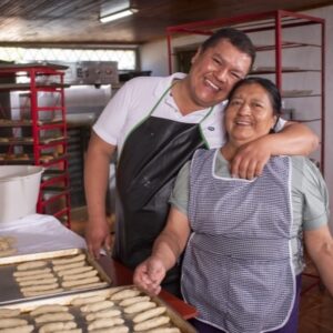 Mujer y hombre abrazandose en una panaderia 1 1