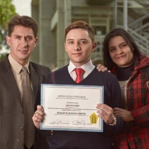 Foto de mamá y papá con el hijo recien graduado