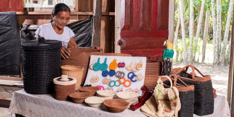 Mujer microempresaria vendiendo artesanías