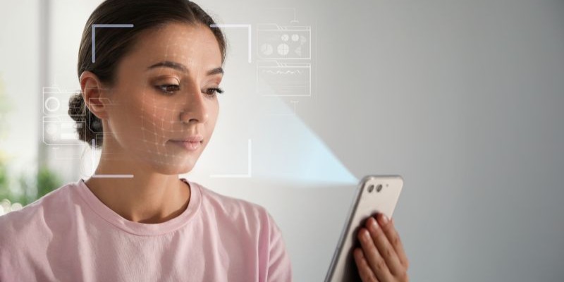 Mujer con celular en la mano revisando datos biometricos smartcheck