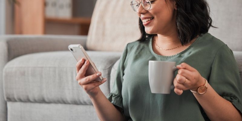 Mujer revisando celular sonriendo