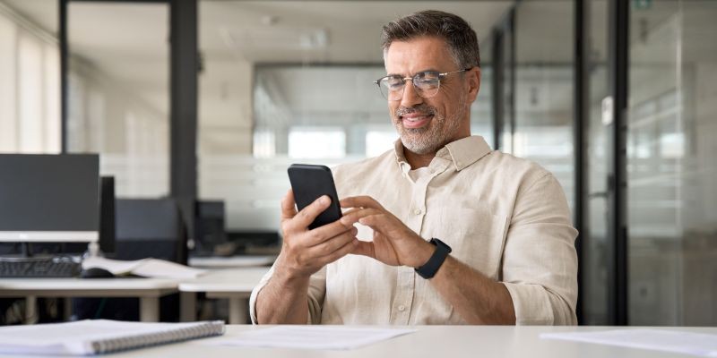Hombre en celular