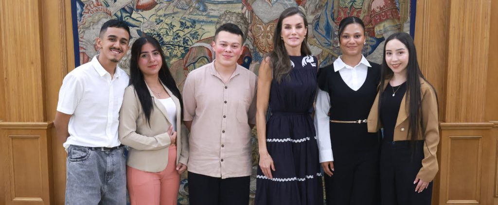 Reina con becados colombianos