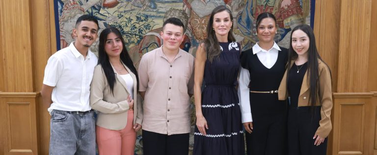 Reina con becados colombianos